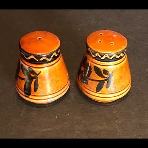 POTTERY CRAFT SALT AND PEPPER SHAKER, BROWN W/ BLACK AND TAN FLORAL DESIGN 4552.